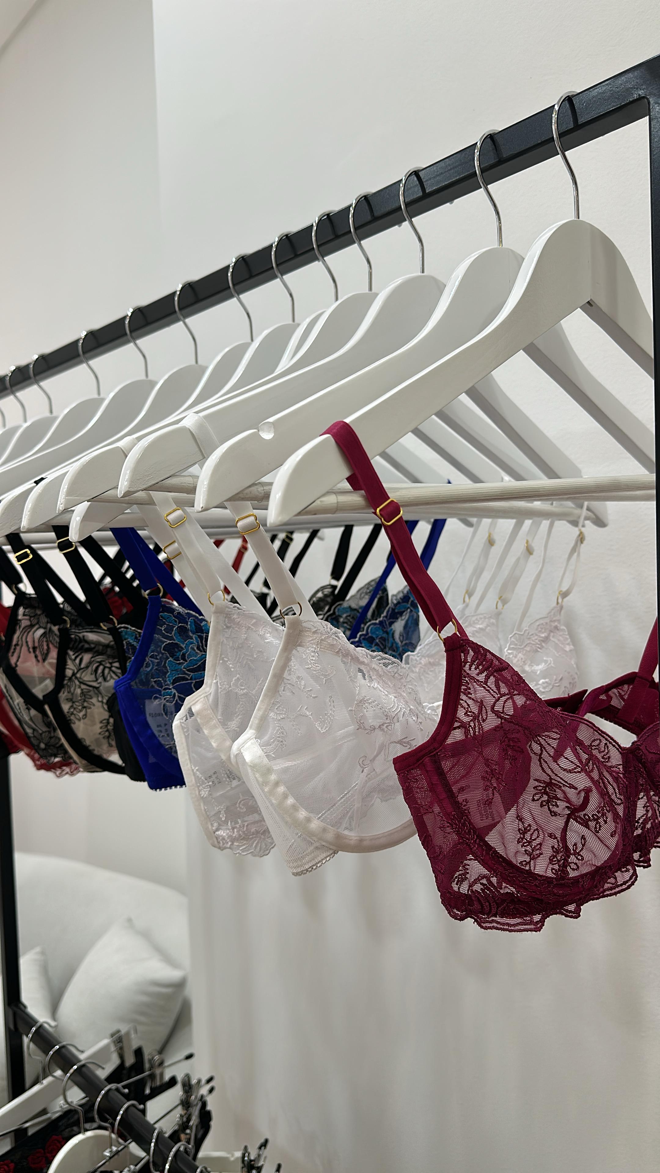 Atelier Florence Intimates — lingerie in pizzo fatta a mano su uno stand